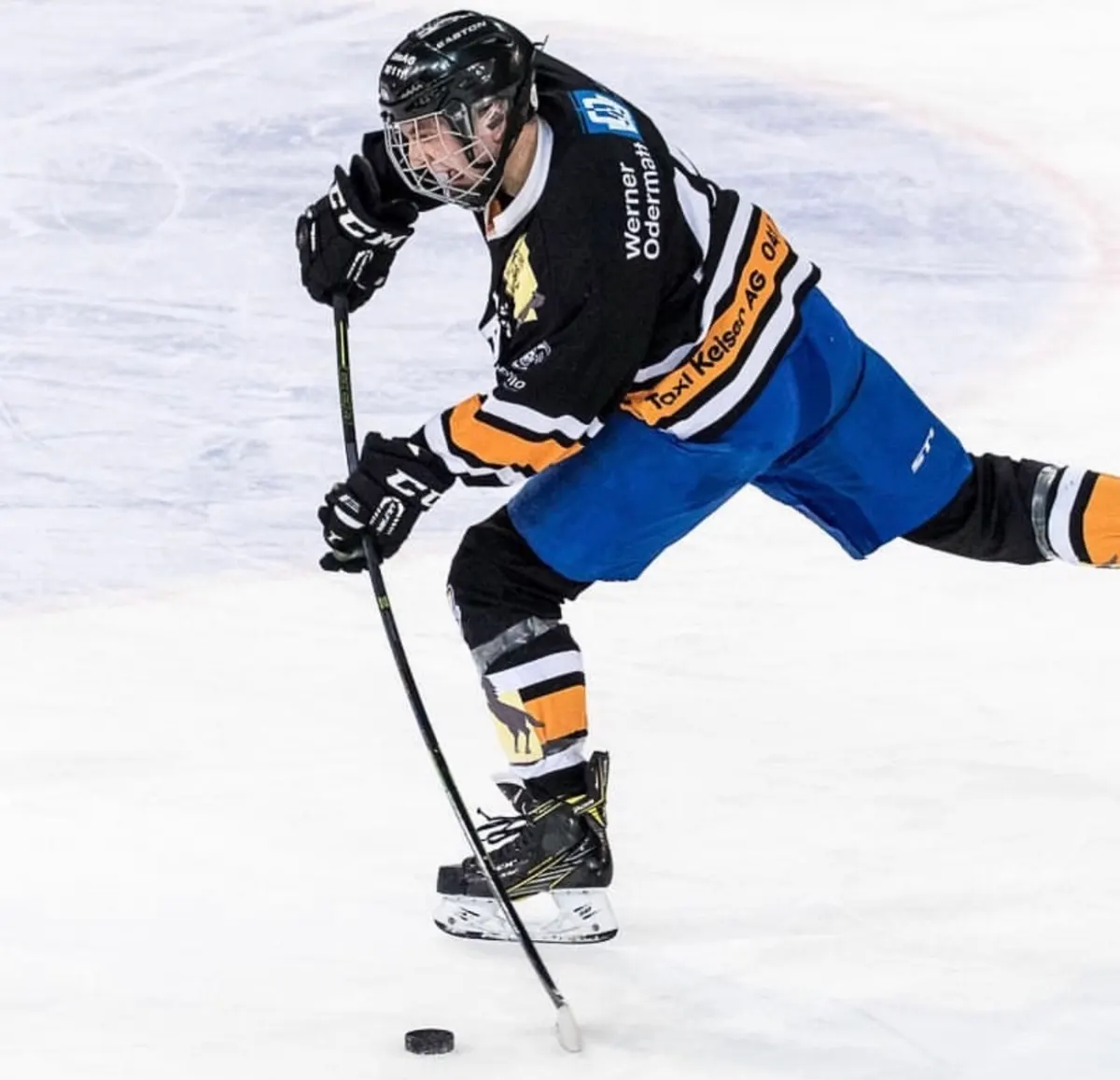 Pascal Brunner-Nikolla, Nummer 47, mit dem Puck in einem Eishockey-Spiel