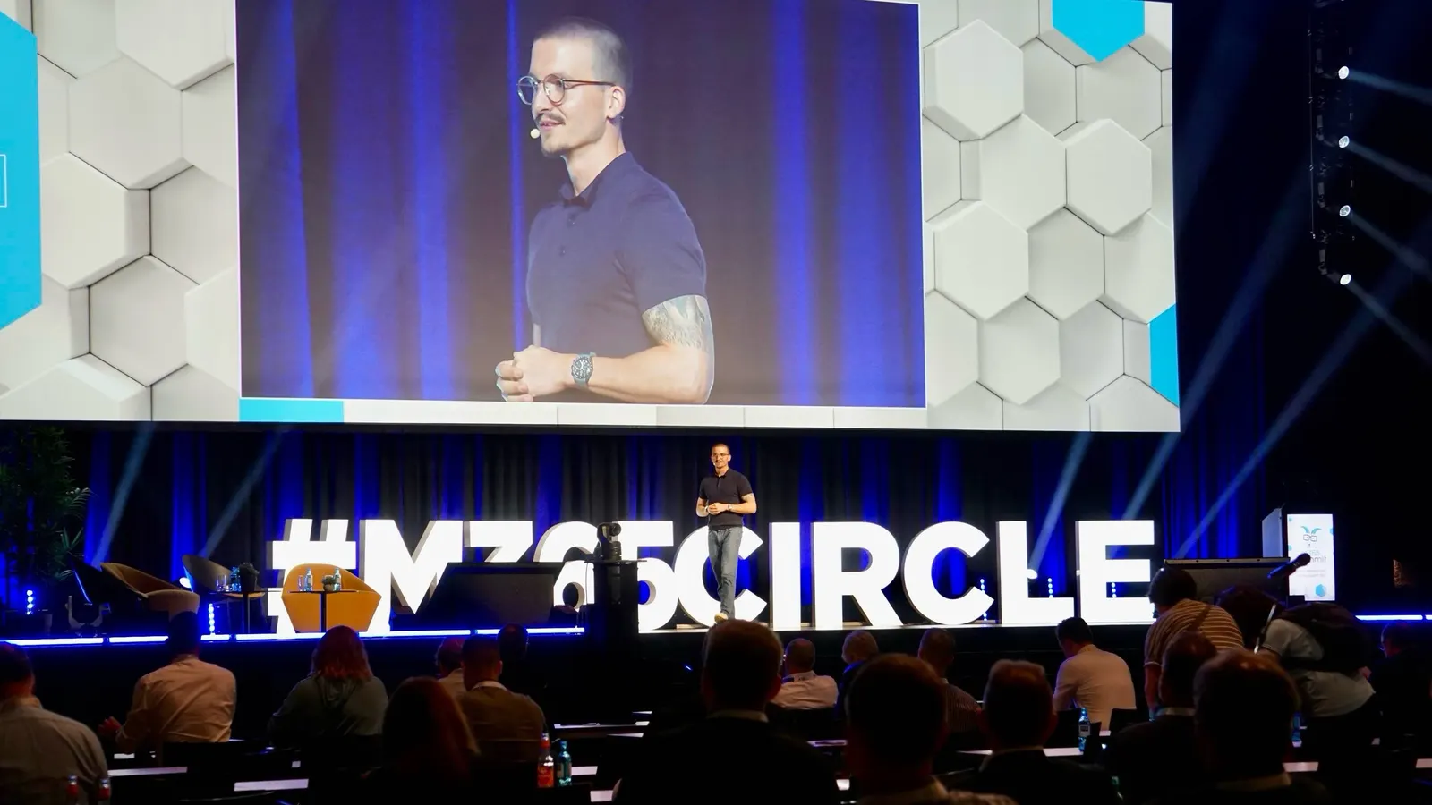 Pascal Brunner-Nikolla auf der Hauptbühne des M365 Summit